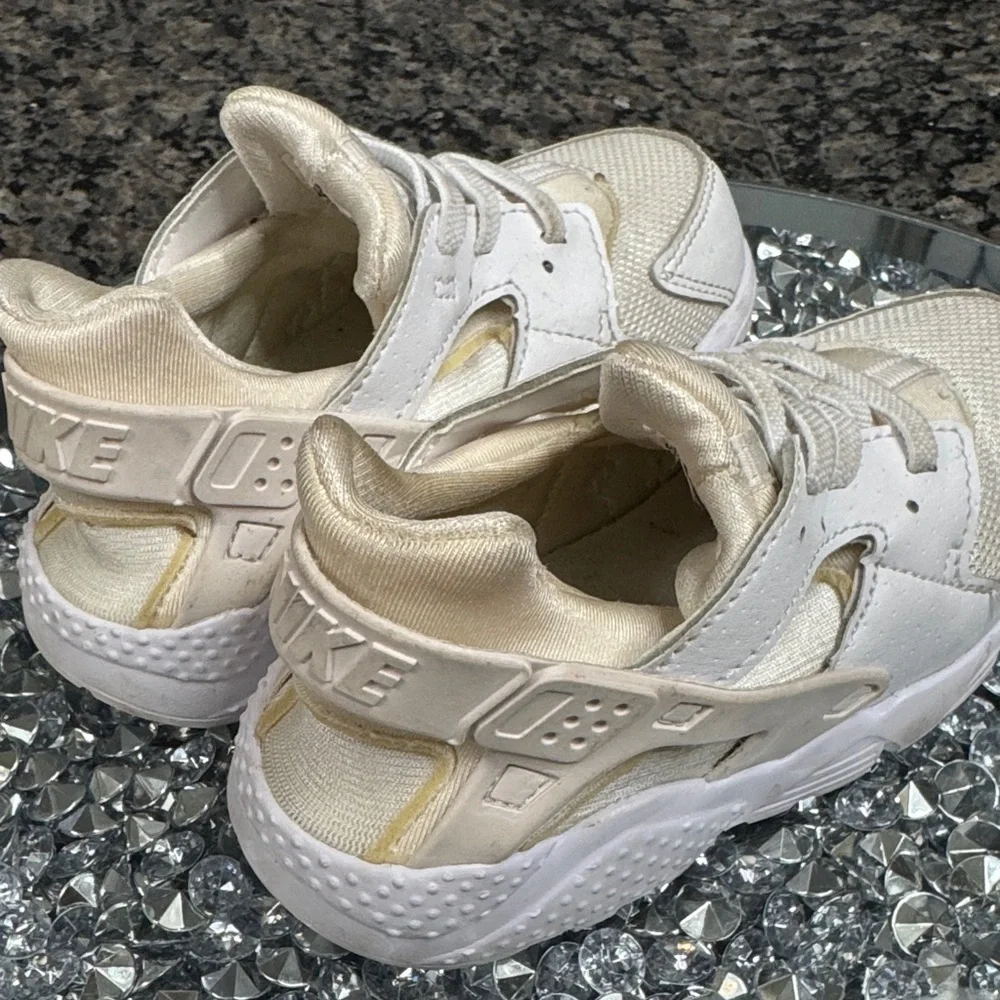 Nike huaraches Kids White and Tan Sneakers 10C